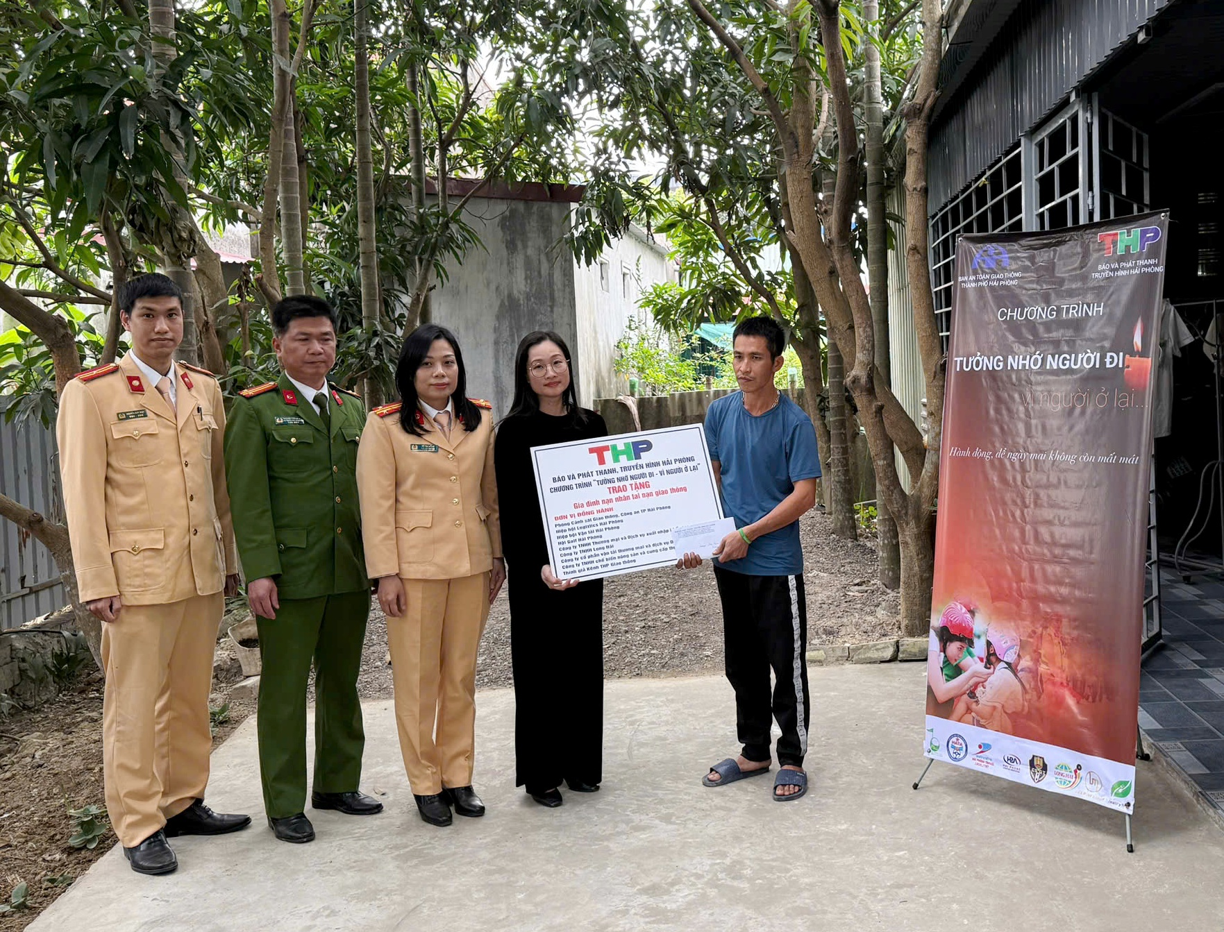 Trao quà cho 13 gia đình nạn nhân tai nạn giao thông trong chương trình “Tưởng nhớ người đi, vì người ở lại”